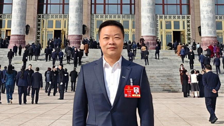女子在其父亲墓前割腕轻生 民警救人,澳门开彩开奖,准确资料解释落实_升级版V8.91